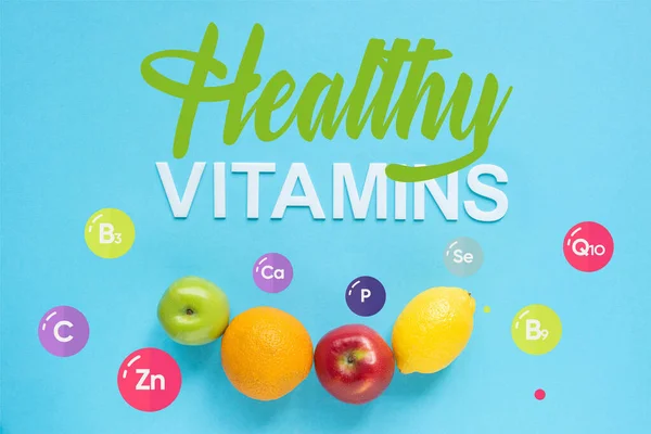 Верхний вид спелых фруктов и здоровых витаминов иллюстрация на голубом фоне — стоковое фото