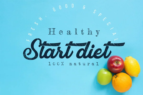Vista superior de frutas maduras no fundo azul, início da ilustração da dieta — Fotografia de Stock
