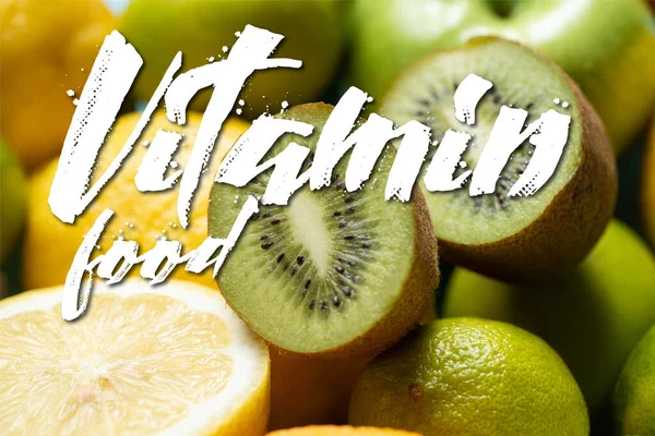 Vue rapprochée des moitiés de kiwis sur les citrons et les citrons verts, illustration d'aliments vitaminés — Photo de stock