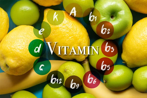 Vista superior de limões amarelos, bananas, maçãs verdes e limas, ilustração de vitaminas — Fotografia de Stock