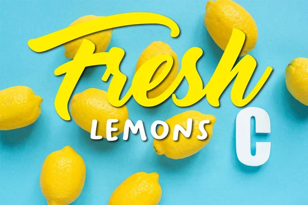 Vista dall'alto di limoni gialli maturi e lettera C su sfondo blu, illustrazione di limoni freschi — Foto stock