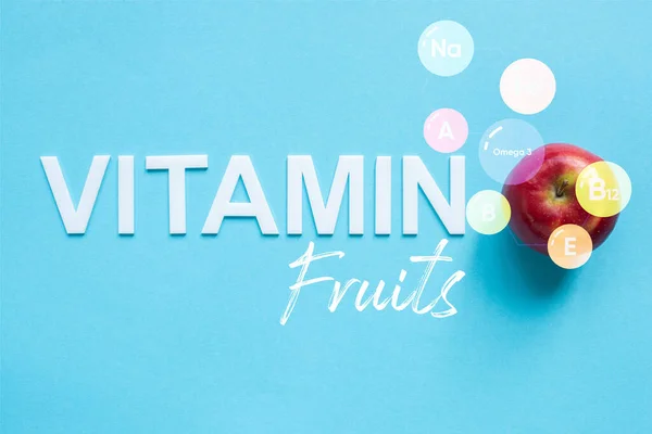 Vista superior de maçã vermelha madura e ilustração de frutas de vitamina no fundo azul — Fotografia de Stock