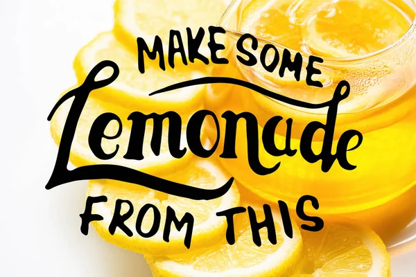 Vista de perto de limonada com fatias de limão no fundo branco, fazer alguma limonada desta ilustração — Fotografia de Stock