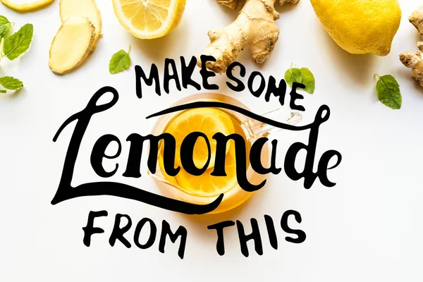 Drink in der Nähe von Ingwerwurzel, Zitrone und Minze auf weißem Hintergrund, aus dieser Illustration Limonade herstellen — Stockfoto