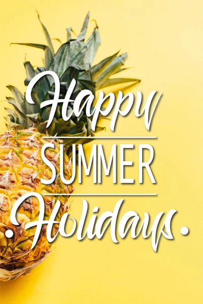 Ananas fresco maturo su sfondo giallo con felice estate vacanze illustrazione — Foto stock