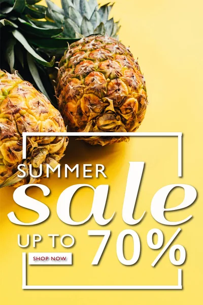 Ananas frais mûrs sur fond jaune avec illustration de vente d'été — Photo de stock