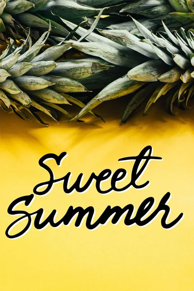 Foglie di ananas verde su sfondo giallo con dolce illustrazione estiva — Foto stock