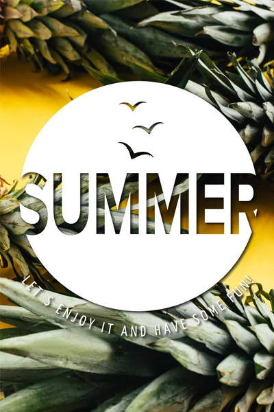 Foglie di ananas verde su sfondo giallo con illustrazione estiva — Foto stock