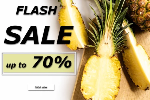 Vue du dessus de l'ananas juteux coupé sur planche à découper sur fond blanc avec illustration de vente flash — Photo de stock