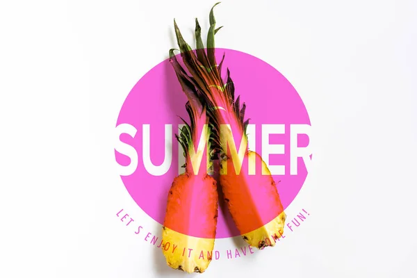 Draufsicht auf geschnittene reife Ananas mit grünen Blättern auf weißem Hintergrund mit Sommer-Illustration — Stockfoto