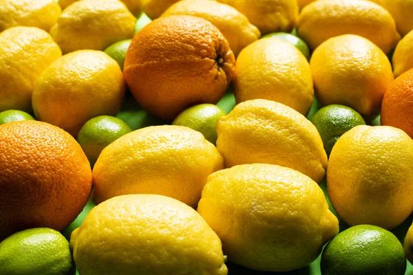 Vista de cerca de limones maduros frescos, naranjas y limas - foto de stock