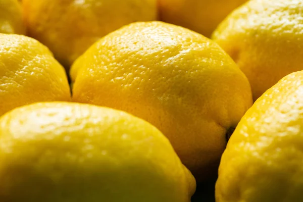Vista de cerca de limones frescos amarillos maduros - foto de stock