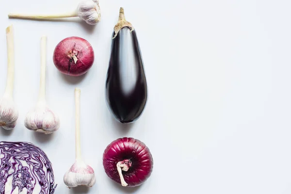 Vue du dessus de l'oignon rouge, chou rouge, aubergine et ail sur fond blanc — Photo de stock