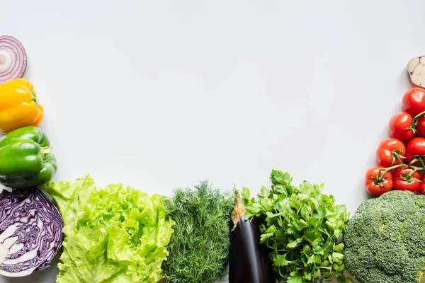 Vista superior de verduras frescas de colores sobre fondo blanco - foto de stock