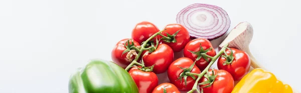 Pomodori, aglio, cipolla rossa, peperoni isolati su colpo bianco e panoramico — Foto stock