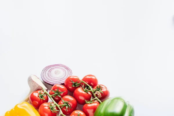 Tomaten, Knoblauch, rote Zwiebeln, Paprika isoliert auf weiß — Stockfoto