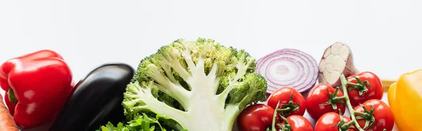 Verduras frescas maduras y coloridas aisladas sobre fondo blanco, plano panorámico - foto de stock