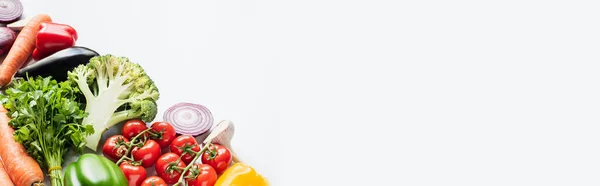 Légumes colorés mûrs frais isolés sur fond blanc, vue panoramique — Photo de stock