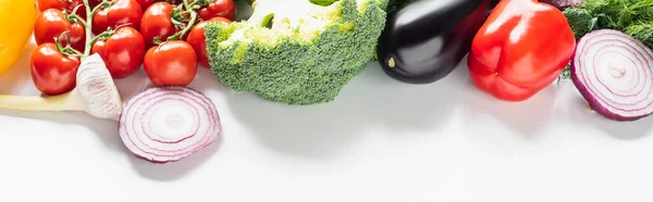 Verduras frescas maduras y coloridas sobre fondo blanco, plano panorámico - foto de stock