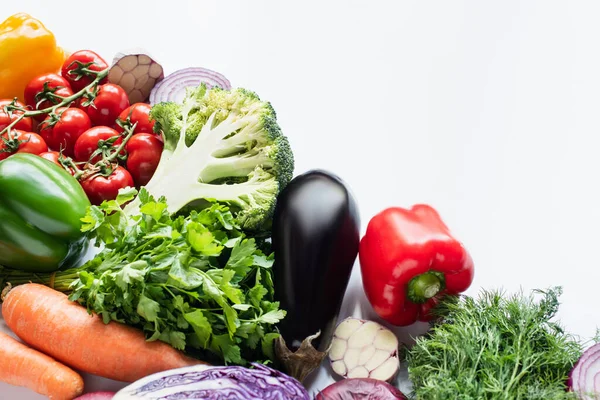 Verduras frescas maduras y coloridas aisladas sobre fondo blanco - foto de stock