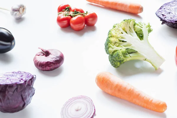 Légumes colorés mûrs frais éparpillés sur fond blanc — Photo de stock