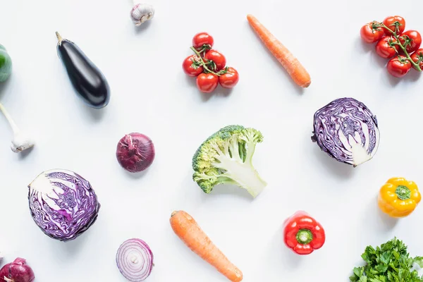 Vista superior de verduras frescas surtidas sobre fondo blanco - foto de stock