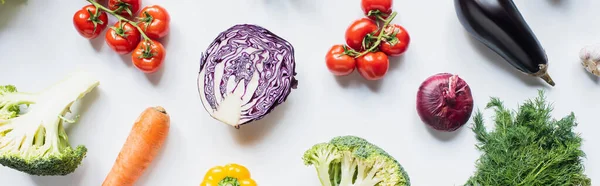 Vista superior de una variedad de verduras frescas sobre fondo blanco, plano panorámico - foto de stock