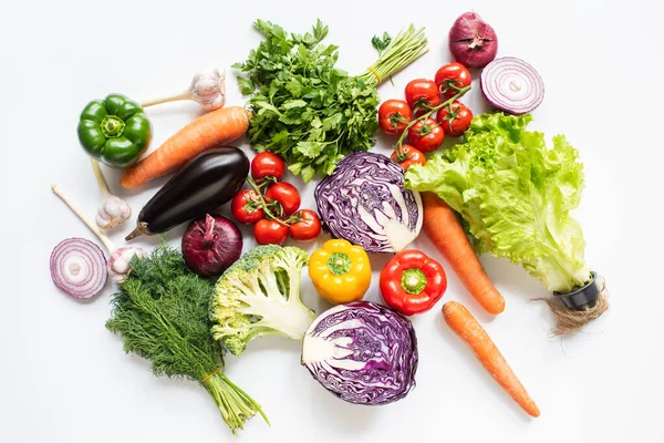 Vista superior de coloridas verduras frescas surtidas sobre fondo blanco - foto de stock