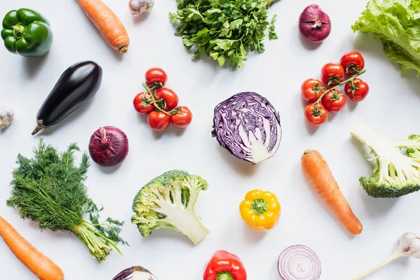 Вид сверху на разноцветные свежие овощи на белом фоне — стоковое фото
