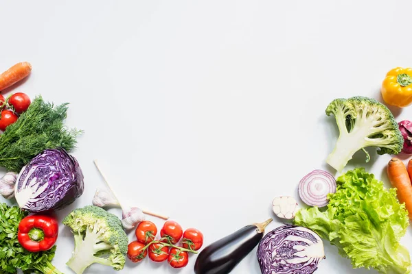 Cadre de légumes frais colorés assortis sur fond blanc — Photo de stock