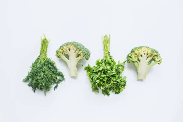 Posa piatta con verdure verdi assortite su sfondo bianco — Foto stock