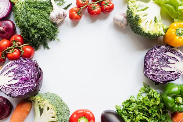 Marco de coloridos vegetales frescos surtidos sobre fondo blanco - foto de stock