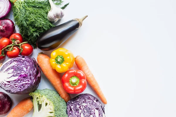 Vista superior de coloridas verduras frescas surtidas sobre fondo blanco - foto de stock