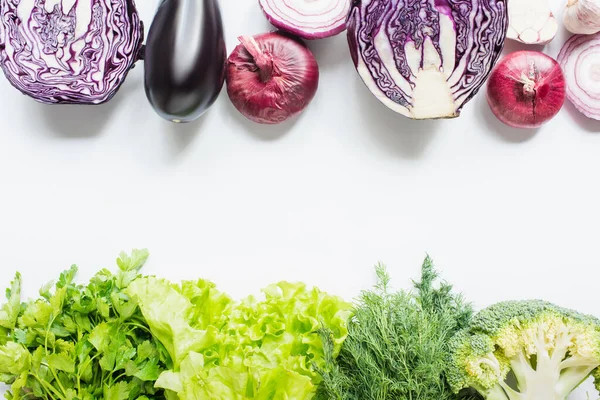 Vista superior de las verduras púrpura y verde sobre fondo blanco - foto de stock