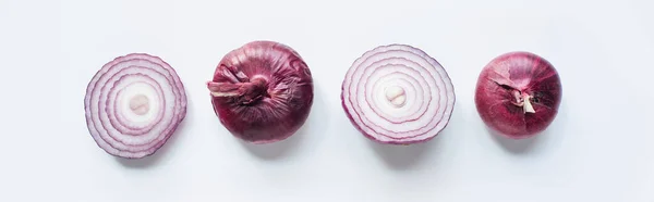 Vue du dessus de l'oignon rouge coupé et entier sur fond blanc, panoramique — Photo de stock