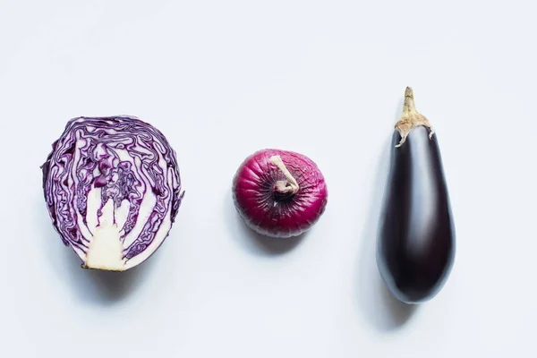 Deitado plano com cebola vermelha, repolho vermelho, berinjela no fundo branco — Fotografia de Stock