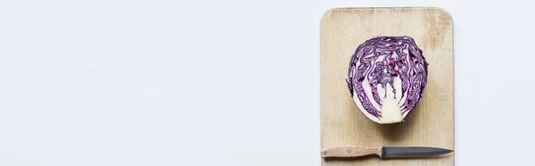 Vista superior de la col roja corte púrpura, cuchillo en tabla de cortar de madera aislado en blanco, plano panorámico - foto de stock