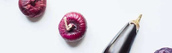 Flache Lage mit roter Zwiebel, Aubergine auf weißem Hintergrund, Panoramaaufnahme — Stockfoto