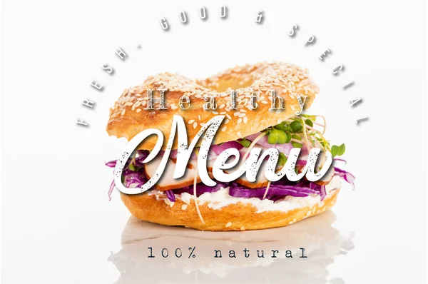 Bagel saboroso perto de letras frescas, boas e especiais no fundo branco — Fotografia de Stock