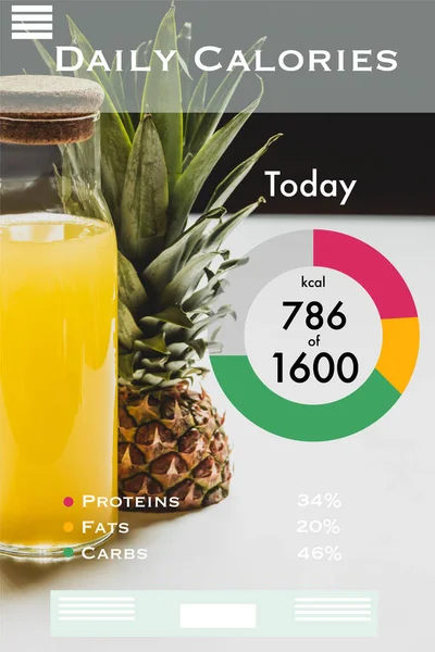 Jus d'ananas frais en bouteille près de délicieux fruits et calorie quotidienne lettrage sur blanc et noir — Photo de stock