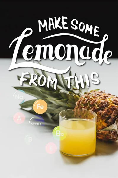 Свіжий ананасовий сік біля смачних фруктів і зробити лимонад з цього лимонаду на білому і чорному — стокове фото