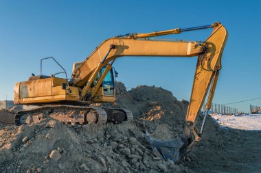 bir inşaatta çalışan sarı Ekskavatör