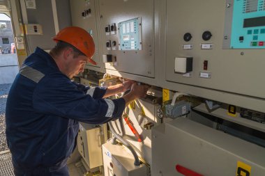 Sovetskaya Gavan, Rusya Federasyonu - 13 Eylül 2016: Bir elektrik alt istasyonlar otomatik ekipman montajı