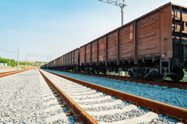 Tren vagonları raylarda.