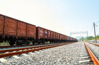 Tren vagonları raylarda.
