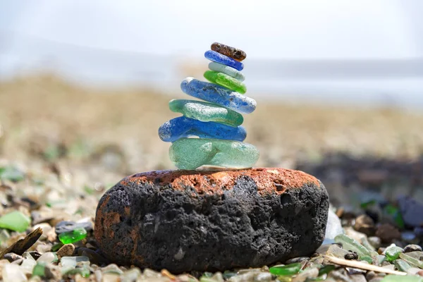 Pyramide Aus Buntem Glas Einem Gläsernen Strand — Stockfoto