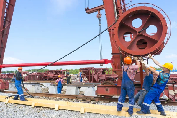 Werknemers Ontvouwen Kabel Van Kraan Bouwplaats — Stockfoto