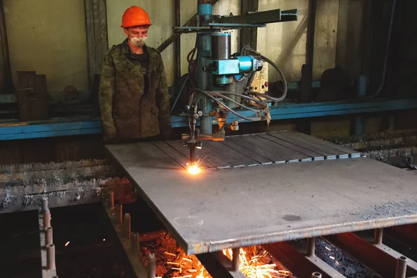 Luchegorsk Russie Mai 2014 Employé Travaille Sur Une Machine Découpe — Photo