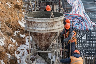 İşçiler binanın beton temelini döktü