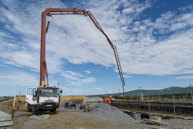 Bir inşaat sahasında beton pompası